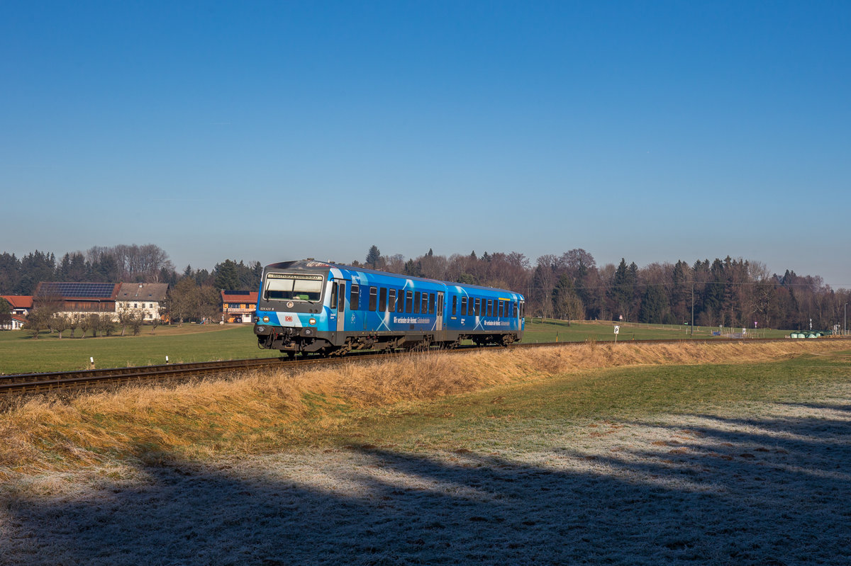 Am ersten Tag des Jahres 2017 war auf der Strecke Prien - Aschau (Chiemgau) 628 423 der Gäubodenbahn verplant, hier fährt der Zug an der kleinen Ortschaft Vachendorf vorbei um in wenigen Minuten den Endbahnhof von Aschau zu erreichen.