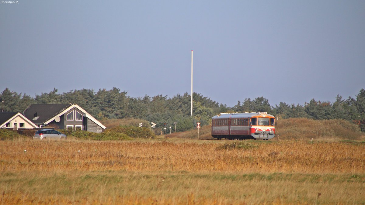 AM ersten Tag war das Wetter besser als gedacht, leider hielt mein glück kürzer als gedacht.
Es reichte an dem tag nur für den R 981 der von YS602 112-3/YM601 012-6  Storåen  bedient wurde.
Die in Dänemark als ML geführten Y-Tog werden im Volksmund auch  Lynette  genannt, was zu Deutsch Blitzchen bedeutet. Die ab 1965 von der Waggonfabrik Uerdingen gebauten Triebwagen fanden bei einer vielzahl von Dänischen Privatbahnen großen anklang. Mittlerweile hat nurnoch die Midtjyske Jernbaner (ehemals Lemvigbanen) die Fahrzeuge im bestand. In derem Fuhrpark sind auch Einheiten anderer, mitlerweile nicht mehr existenten Bahnen zu finden bzw. ausgemusterte Fahrzeuge anderer Bahnen. Jedoch ab 2019/2020 soll die Ära der  Lynetten  im Plandienst endgültig vorbei sein, die Midtjyske Jernbaner hat neue Fahrzeuge in Auftrag gegeben. Das praktische Modulare System (YM-YM / YM-YS / YM-YP-YM / YM-YP-YP-YM) der verlängerbaren einheiten hat sich leider nicht groß durchgesetzt. (YM=Motorwagen, YS=Steuerwagen, YP=Mittelwagen) 
