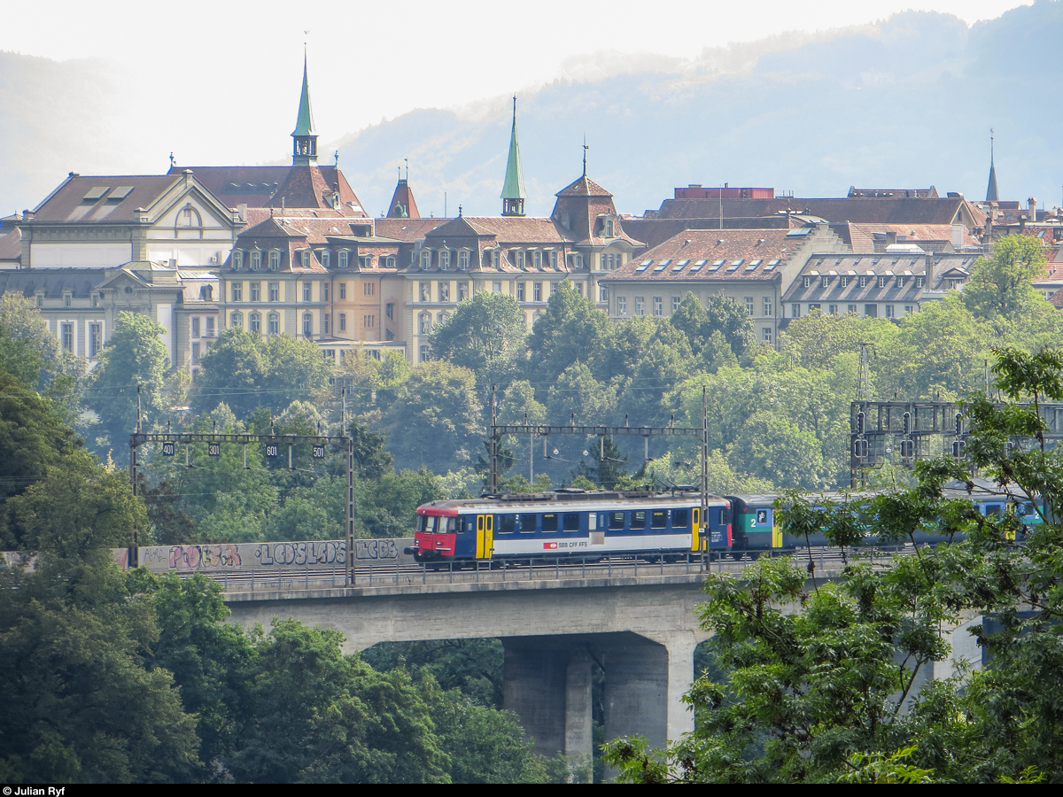 Am ESAF 2013 kam zwischen Bern und Burgdorf ein auf 8 Zwischenwagen verlängerter RBe-540-Sandwich-Pendel zum Einsatz. Am 31. August 2013 hat der Extrazug gerade den Bahnhof Bern verlassen und fährt jetzt über das Lorraineviadukt in Richtung Burgdorf.
