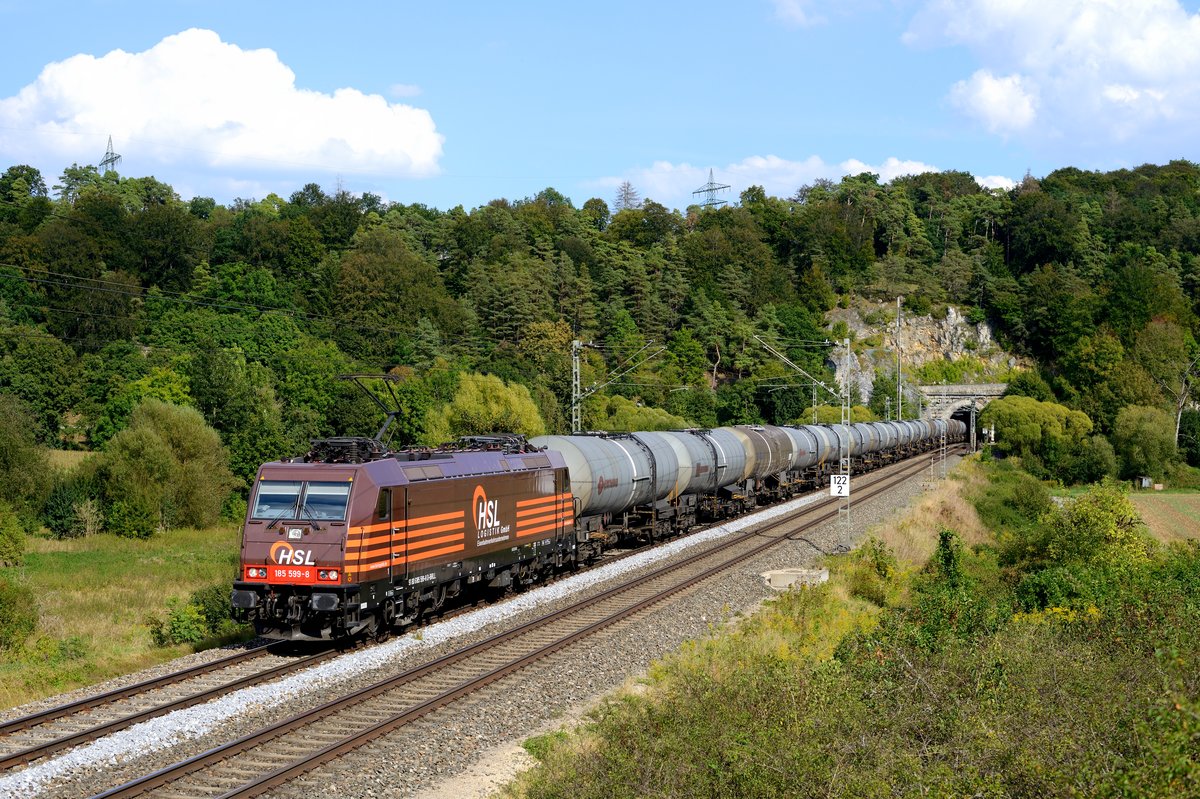 Am Esslinger Tunnel konnte ich am 10. September 2016 die HSL 185 599 mit dem DGS 49916 fotografieren. Der Kesselwagenzug war als Sonderleistung eingelegt.