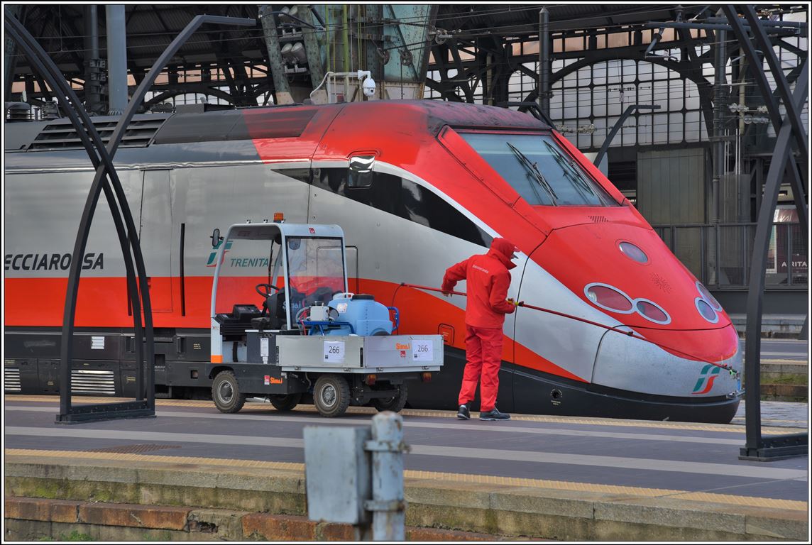 Am ETR500 Frecciarossa wird vor Abfahrt in Milano Centrale noch klare Sicht gemacht. (21.02.2020)
