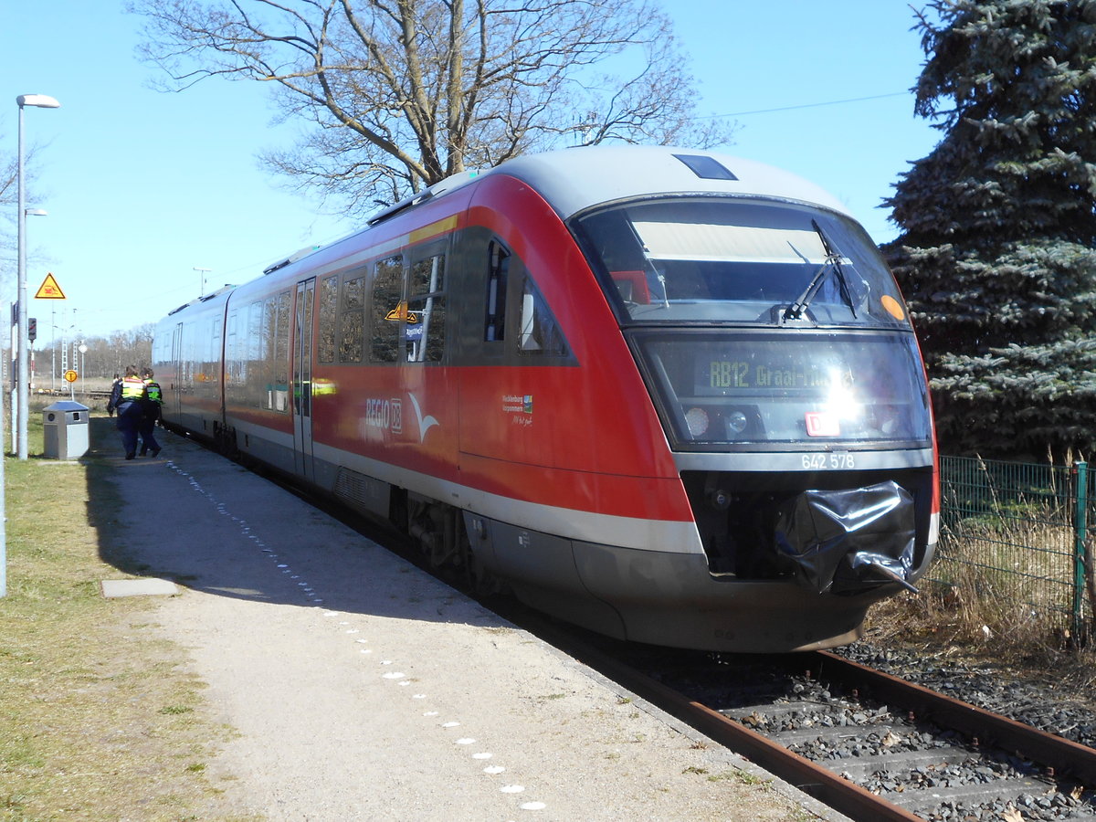 Am extra Bahnsteig in Rövershagen nach Graal Müritz stand,am 01.April 2019,der Rostocker 642 578.