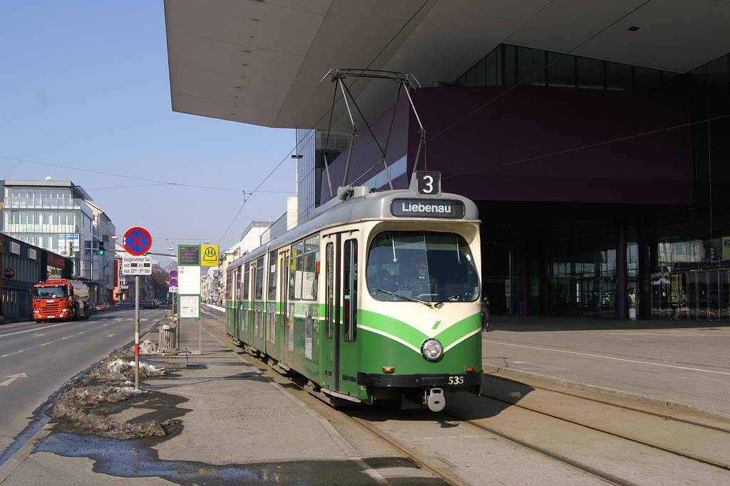 Am Faschingdienstag, dem 16. Februar 2010 ist TW 535 als Linie 13 an der Haltestelle Stadthalle unterwegs. Aufgrund des Faschingsumzuges durch die Innenstadt war es damals üblich, während der Sperre der Herrengasse die Linien 3 und 4 zur Linie 13 zu kombinieren, wobei bei den Blechtafel-Wagen üblicherweise nicht umgesteckt wurde. Auch heute fährt bei Sperren der Herrengasse üblicherweise auch werktags zwischen Krenngasse und Liebenau die Linie 13. 