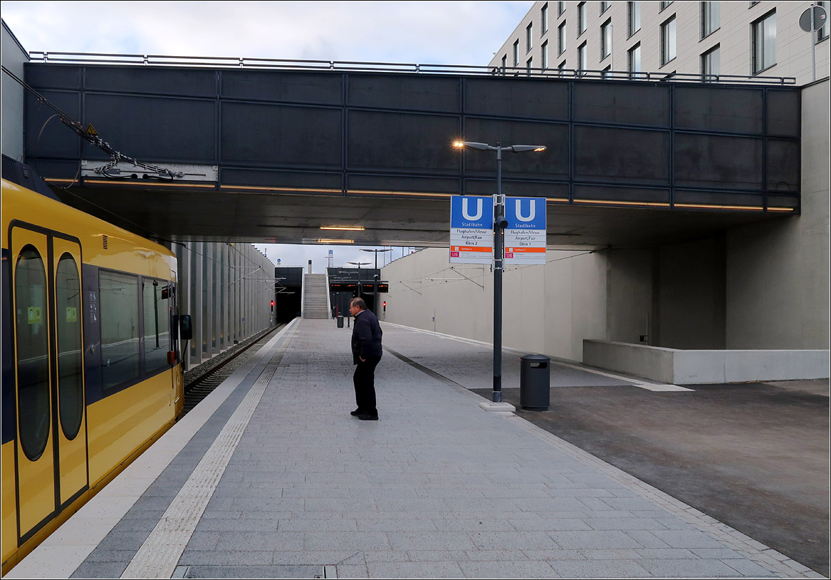 Am Flughafen und der Messe - 

Neue Endhaltestelle Flughafen/Messe der Stuttgarter Linie U6. Obwohl sicher auch eine oberirdische Lösung möglich gewesen wäre, wurde entlang der Messe ein Tunnel gebaut. Dieser ist dreigleisig angelegt, da heißt mit eine seitlichen Abstellgleis um bei Publikumsmessen zusätzliche Züge bereitstellen zu können und wahrscheinlich auch zum Abstellen von Zügen über Nacht. Auch die andere Endhaltestelle der Linie U6 hat diese Abstellanlage in einem dreigleisigen Tunnel. Ein weitere unterirdische Abstellanlage befindet sich an der U7/U8 zwischen Ruhbank und Waldau. 

06.01.2022 (M)