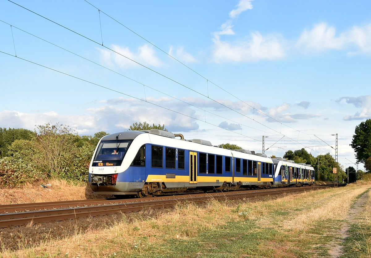 Am Freitag den 10.8.2018 fährt dieser RE10 in Richtung Kleve, hier ist der NWB-Zug bei Kaarst Broicherseite. 