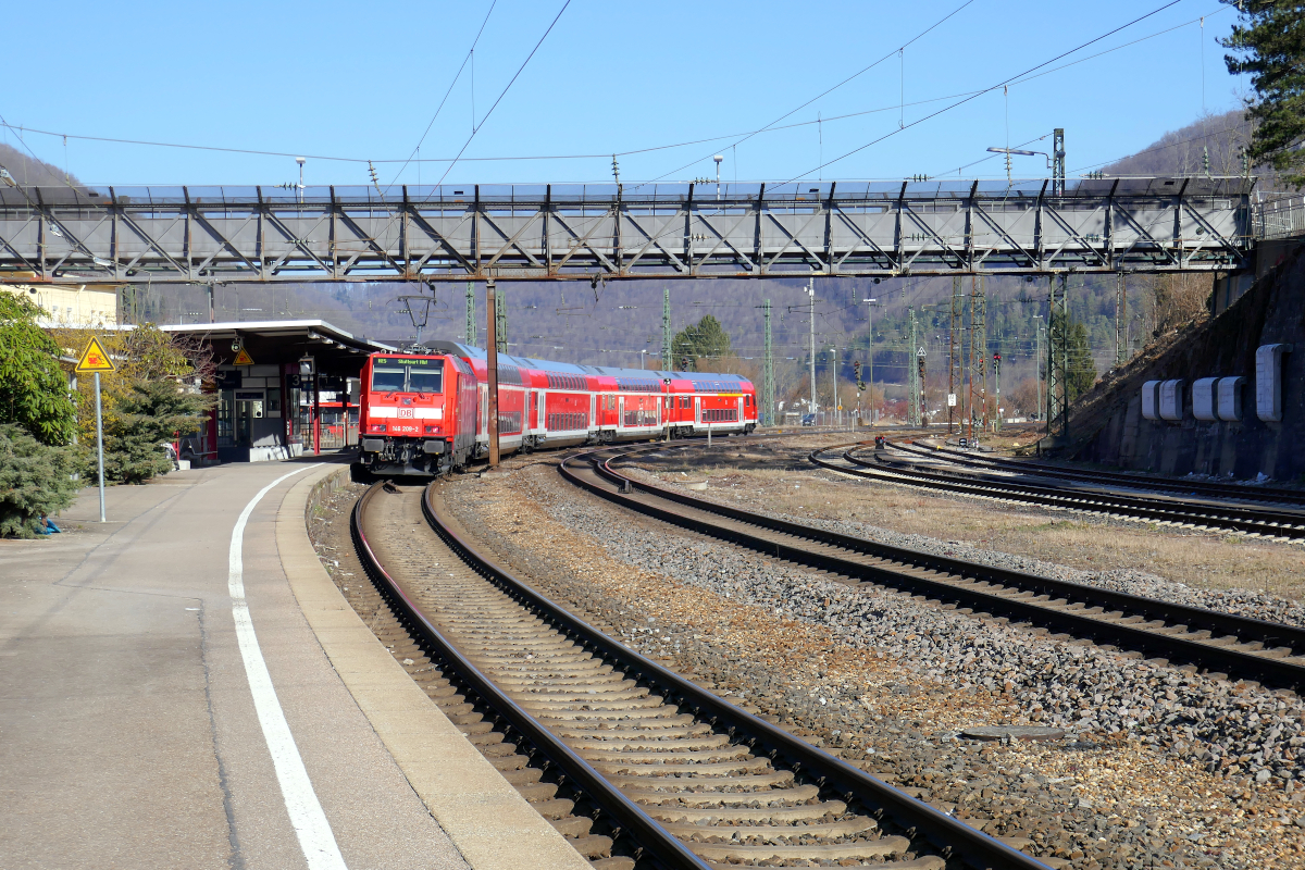 Am Freitag, den 11.März 2022 unternahm ich eine Foto-Tour nach Geislingen (Steige). Lok 146 209 der DB Regio fährt mit ihrem RE Lindau - Stuttgart um 10.18 Uhr aus dem Bahnhof aus.