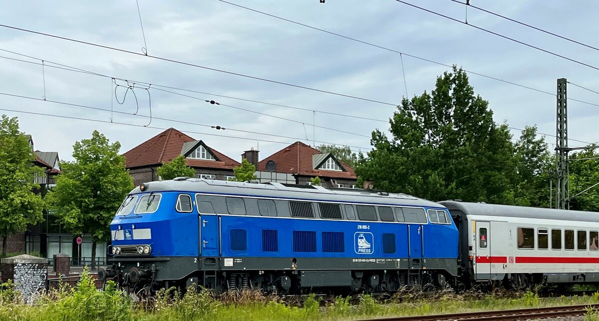 Am Freitag, 17. Juni zieht 218 055-2 (ex 218 458) den IC 2415 druch Ahrensburg Richtung Endbahnhof Hamburg-Hbf.