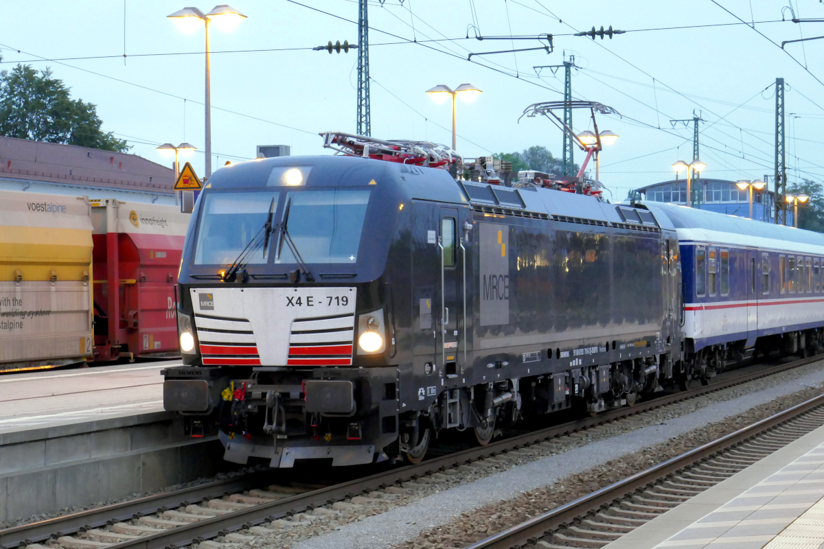Am Freitag, 18. September 2020, brachte MRCE Vectron 193 719 einen morgendlichen Meridian von Kufstein nach München. Um 7.00 Uhr stand der Zug in Rosenheim zur Weiterfahrt bereit.