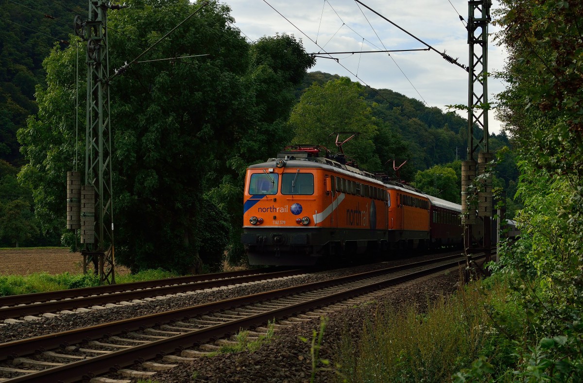 Am Freitag den 19.9.2014 kommen die beiden Eloks 1142 579 und 1142 435 mit dem Autoreisezug s'Hertogenbosch (NL)( Den Bosch gesprochen) nach Allesandria (I) Zwischen Brohl-Lützing und Namedy gen süden fahrend.