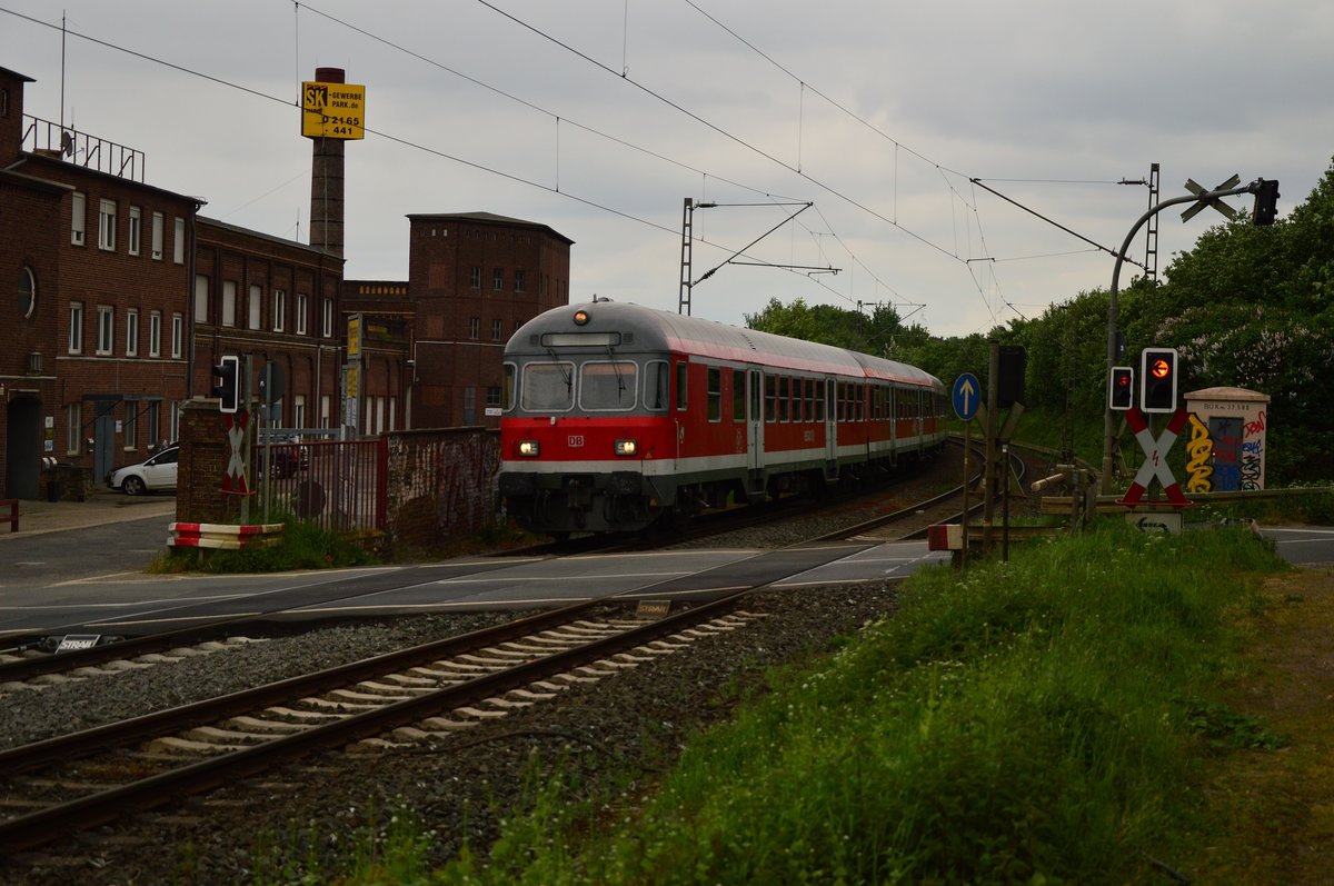 Am Freitag  den 20.Mai ist ein Re8 Zug am Bü Kölner Straße in Jüchen zu sehen. Der Zug wird von der 111 115 nach Kaldenkirchen geschoben.