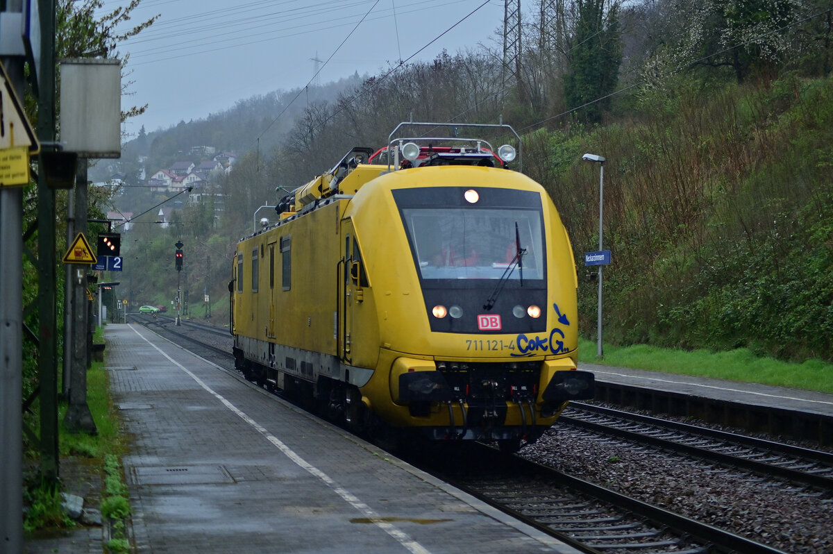 Am Freitagabend wartete ich auf einen Holzzug, doch statt dem kam dann etwas überraschen der 711 121 durch Neckarzimmern gefahren. 8.4.2022