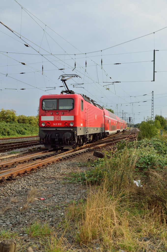 Am Freitagnachmittag schiebt die 143 910 einen RB27-Zug in den Bahnhof Grevenbroich auf ihrem Weg nach Koblenz. 30.8.2013