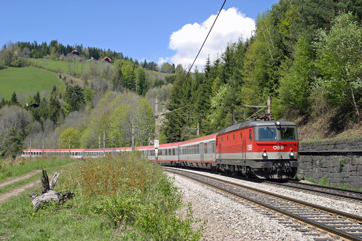 Am frisch gerodeten Abschnitt beim Wagnergraben-Viadukt bei Klamm/Sch. befindet sich 1144.209 mit EC-158 am 30.4.16