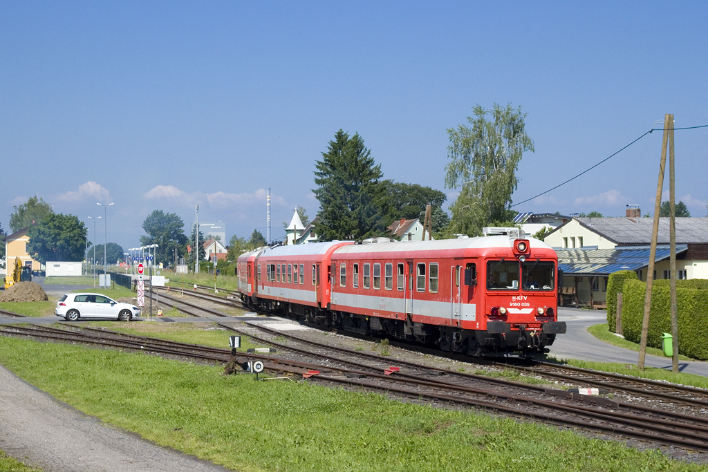 Am Fronleichnamstag, dem 26. Mai 2016 war der MÁV - Ultraschallmesszug 9160 035 auf der Radkersburger Bahn unterwegs. Dieses Foto lässt sich so nicht mehr umsetzen, da zum einen ab nächstem Jahr vorraussichtlich ein neuer Ultraschalmesszug zum Einsatz kommen wird und zum anderem an dieser Stelle kürzlich eine großzügige Vollschrankenanlage errichtet wurde.