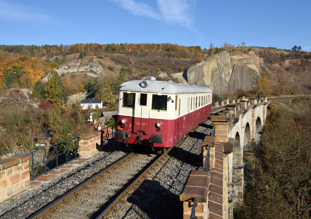 Am frostigen Morgen des 23. Oktober 2021 war der M 262 0209 als Os 7750 Pražský Motoráček von Praha hl.n nach Praha-Zličín unterwegs und wurde von mir auf dem Severozápadní viadukt am prager Semmering fotografiert.