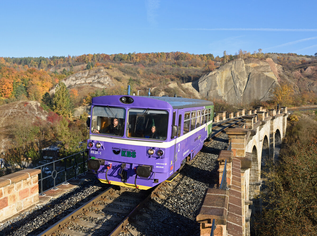 Am frostigen Morgen des 24. Oktober 2021 überquerte der 810 231 als Os 25907 das Severozápadní viadukt am prager Semmering.