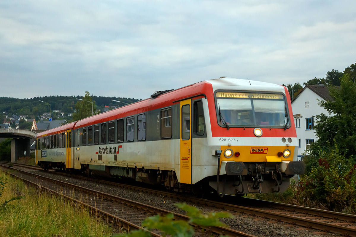
Am frühen Abend (18:40 Uhr) des 26.09.2015 fährt der Dieseltriebzug 628 677-7 / 928 677-4 der Westerwaldbahn (WEBA),  als RB 96  Hellertalbahn  die Verbindung Betzdorf/Sieg - Herdorf - Neunkirchen - Haiger, hier hat er gerade den Bahnhof Betzdorf/Sieg verlassen.
