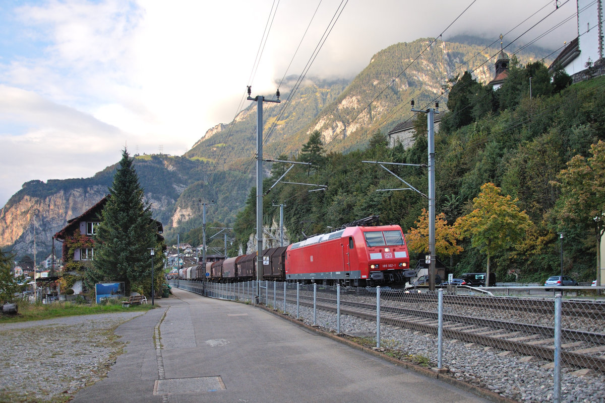 Am frühen Abend des 06.10.2016 ist die 185 102-1 mit einem Güterzug bei Flüelen am Vierwaldstättersee in Richtung Süden unterwegs. Es macht den Anschein, als hätte diese Lok erst kürzlich eine Revision erhalten. Auffallend ist ebenso das DB-Logo auf der Seitenwand, welches deutlich kleiner ausfällt als auf anderen Loks dieses Typs. 