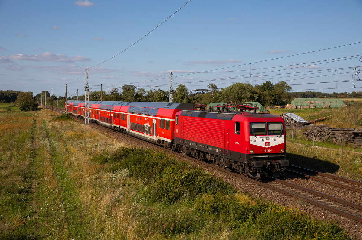 Am frühen Abend des 11.08.2023 rollte die 112 101 mit dem RE3 3353 Schwedt - Lutherstadt Wittenberg durch Herzsprung.
