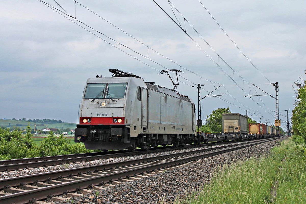 Am frühen Abend des 14.05.2020 fuhr AKIEM/BLSC/TXL 186 904 mit dem DGS 41032 (Busto Arsizio - Krefeld Uerdingen) nördlich von Hügelheim über die KBS 702 durchs Rheintal in Richtung Freiburg (Breisgau).