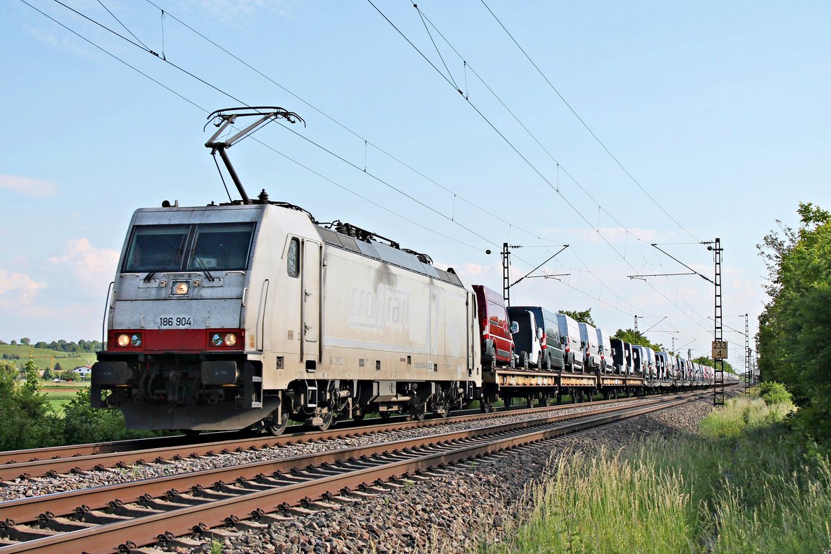 Am frühen Abend des 19.05.2020 fuhr AKIEM/BLSC/TXL 186 904 mit einem  Fiat -Autozug nach Lahr (Schwarzw.) nördlich von Hügelheim über die KBS 702 durchs Markgräflerland in Richtung Freiburg (Breisgau).