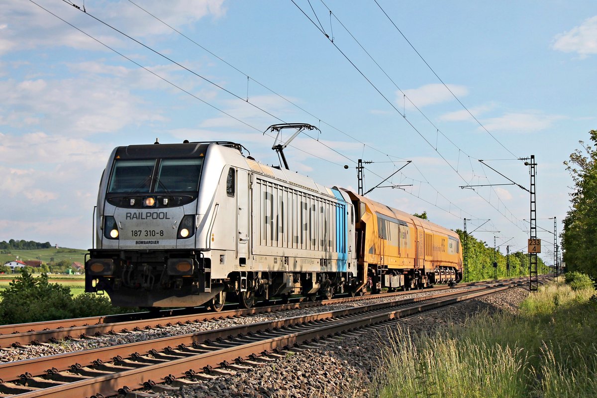 Am frühen Abend des 19.05.2020 fuhr Rpool/MWB 187 310-8 mit einem Schleifzug (Vossloh HSG-2 / 99 80 9527 00x-x) nördlich von Hügelheim über die Rheintalbahn durchs Markgräflerland in Richtung Freiburg (Breisgau).