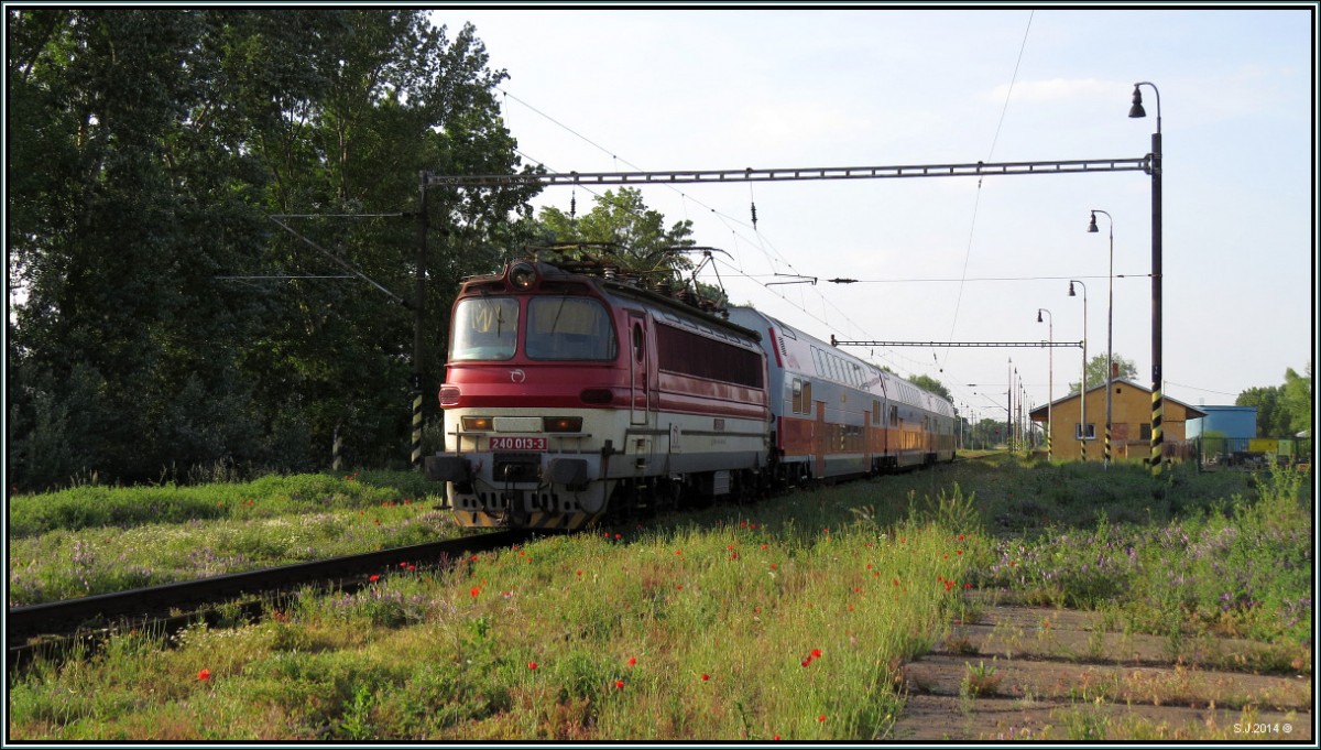 Am frühen Abend des 22.Mai 2014 kommt ein Regionalzug mit der 240 013-3 in Chotín (Slovakei) eingefahren.