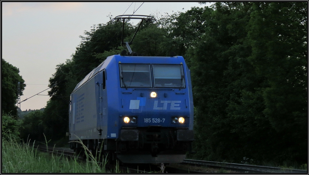 Am frühen Abend des 22.Mai 2015 kommt die LTE Lok 185 528-7 die Gemmenicher Rampe hinunter nach Aachen West. Hier zu sehen unweit von Aachen auf der Montzenroute.