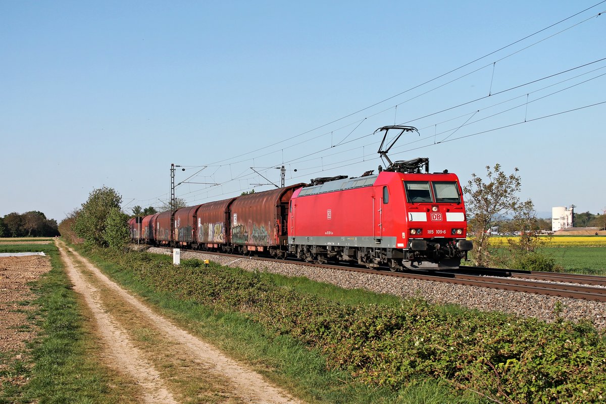 Am frühen Abend des 23.04.2020 fuhr 185 109-6 mit dem EZ 45023 (Mannheim Rbf - Chiasso Smistamento) südlich von Buggingen über die Rheintalbahn durchs Markgräflerland in Richtung Schweiz.