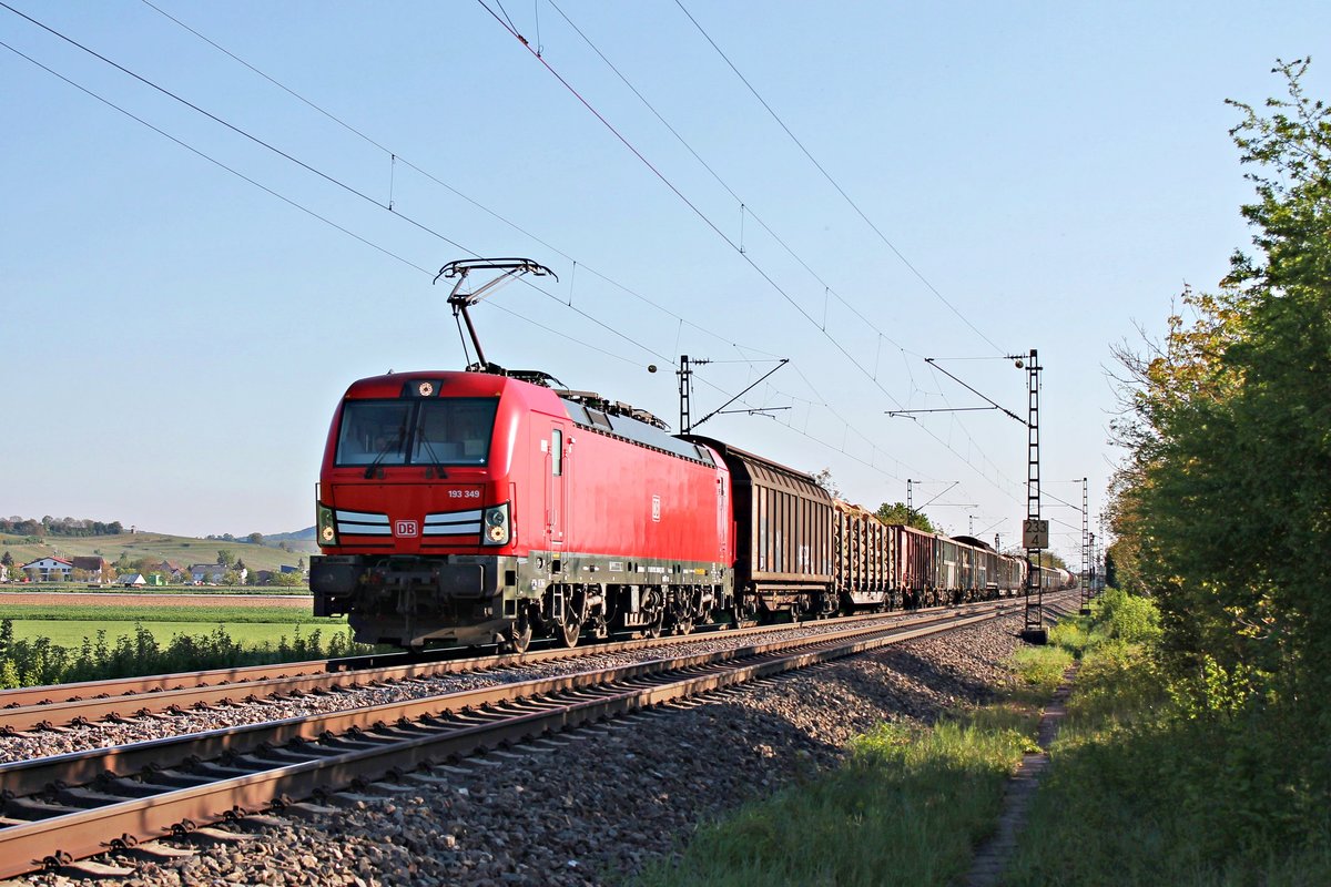 Am frühen Abend des 23.04.2020 fuhr 193 349 mit dem EZ 51954 (Basel Bad Rbf - Mannheim Rbf) nördlich von Hügelheim über die Rheintalbahn durchs Markgräflerland in Richtung Freiburg (Breisgau).