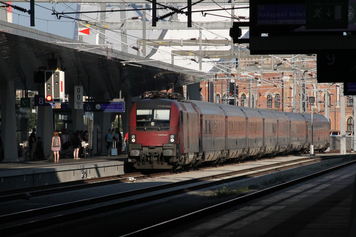 Am frühen Abend des 24.08.2016 fährt RJ 68 von Budapest kommend in Wien Hauptbahnhof auf Gleis 8 ein, um seine Fahrt anschließend nach München fortzusetzen. RJ 68 wird ab Wien mit dem RJ 868 nach Innsbruck im Abschnitt bis Salzburg als Doppeltraktion geführt, der bereits am Bahnsteig wartet. 
