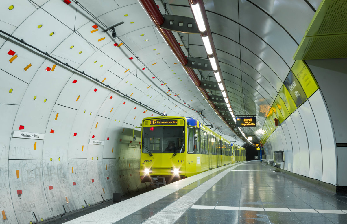 Am frühen Abend des 27. Oktober 2017 stehen die beiden Essener B-Wagen 5111 und 5124 als U17 zur Margarethenhöhe im U-Bahnhof Altenessen Mitte.