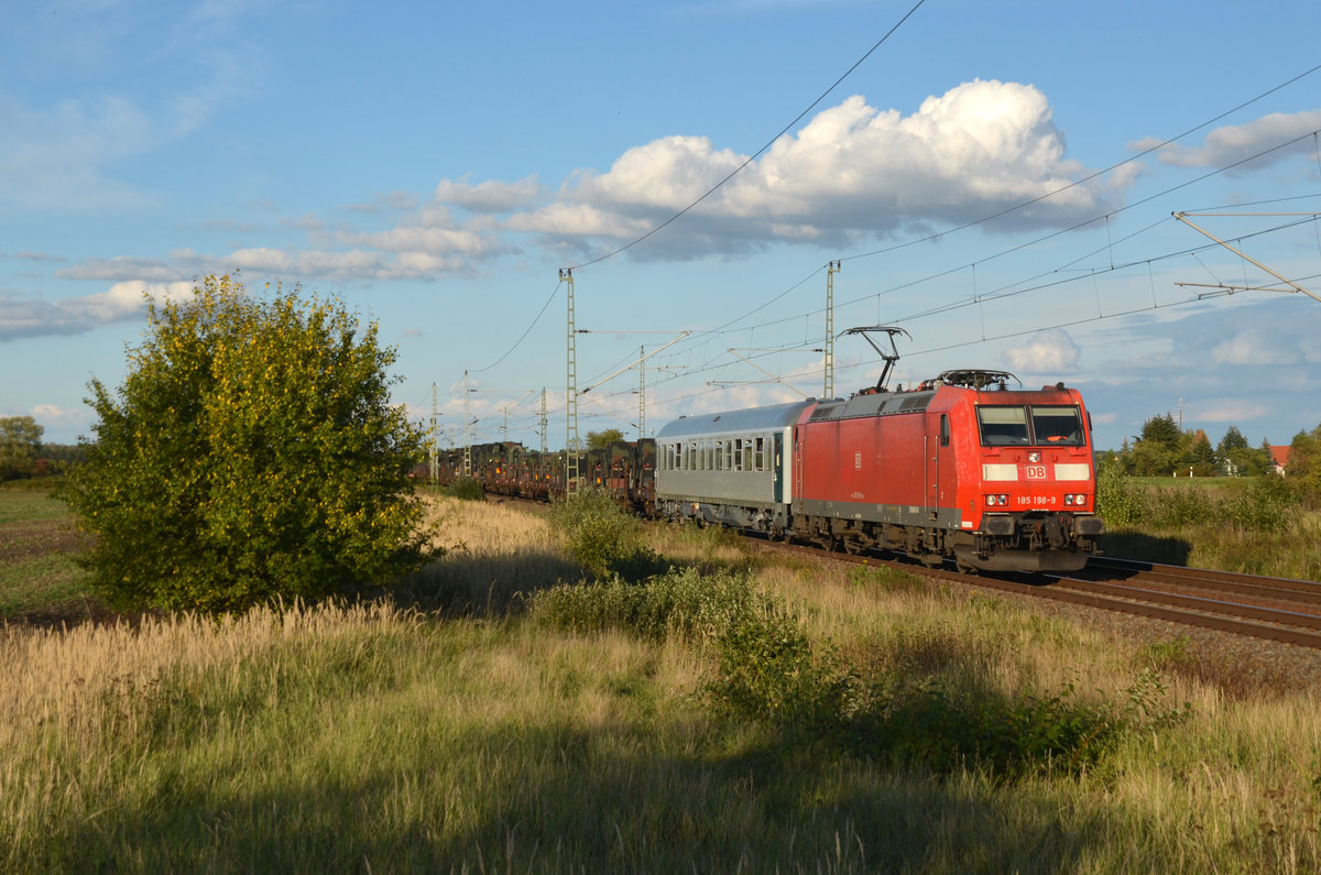 Am frühen Abend des 28.09.20 führte 185 198 einen Militärzug durch Gräfenhainichen Richtung Bitterfeld.