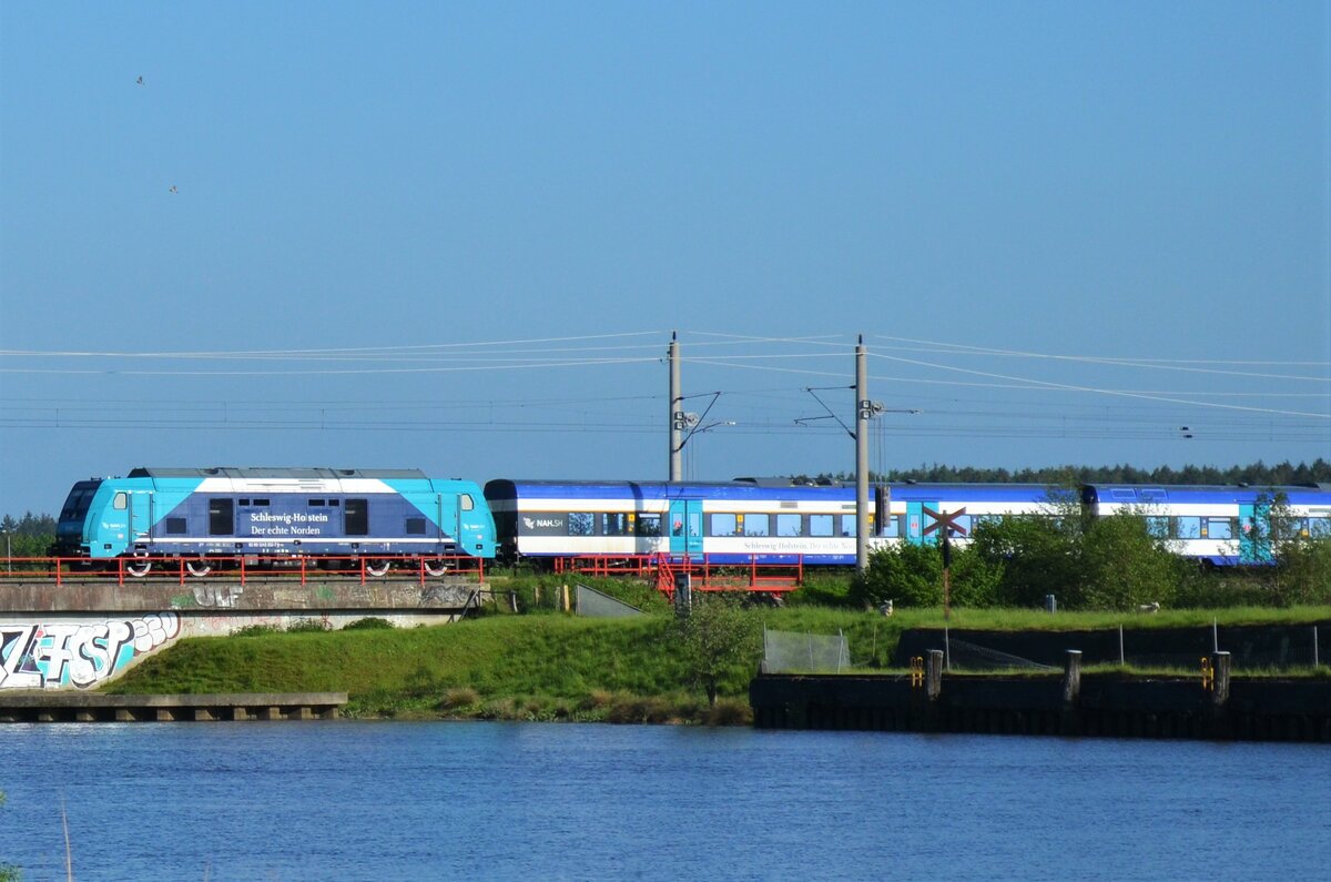 Am Frühen Abend des 29.05.21 überquerte eine 245 mit ihrer Married-Pair Garnitur die Stör um kurz danach in den Bahnhof Itzehoe einzufahren und als RE 6 (RE 11026) weiter nach Westerland (Sylt) zu fahren. 