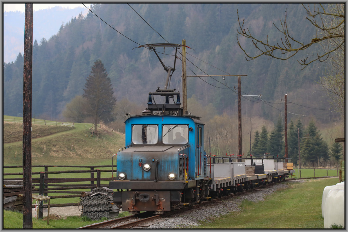 Am frühen Morgen , ganz genau um 6:00 donnert der erste Zug auf der Breitenauerbahn in Richtung RHI Werk Breitenau. 
Hier im Bild die E4 mit dem zweiten Leer-Zug an diesem Tag . 
3.04.2019