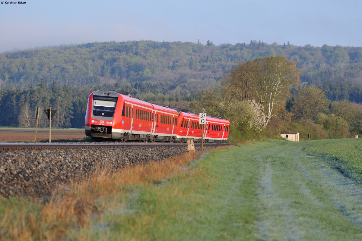 Am frühen Morgen begegnete mir RE3693 (Hof-Regensburg) bei Oberteich, 19.04.2014