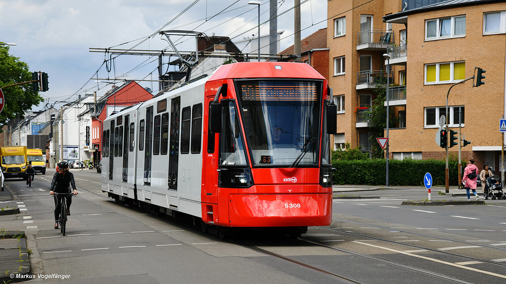 Am frühen Morgen des 01. Juni 2022 wurde HF6 5308 in Köln angeliefert. Hier während seiner ersten Fahrt auf öffentlichen Kölner Gleisen auf der Neusser Straße am 01.06.2022.