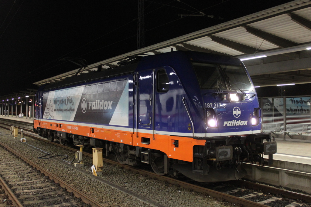 Am frühen Morgen des 02.02.2018 stand Raildox 187 317-3 von Bombardier im Rostocker Hbf.