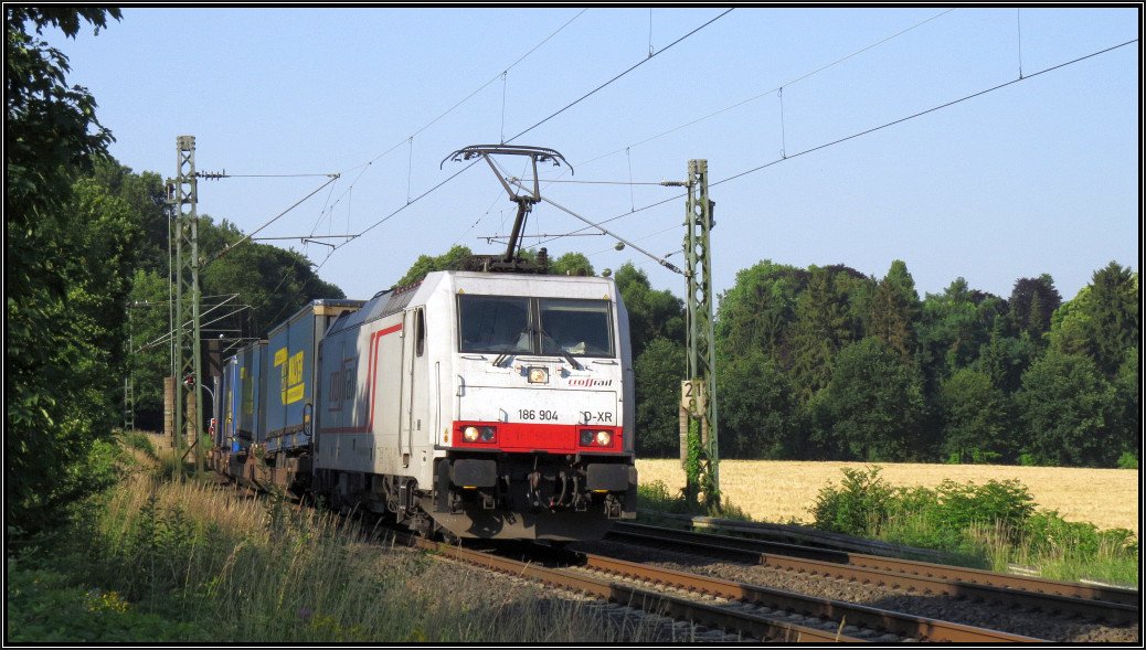 Am frühen Morgen des 02.Juli 2015 ist die Crossrail 186 904 mit einen Aufliegerzug unterwegs bei Rimburg auf der Kbs 485. Ganz schön viel Verkehr im Moment auf der Strecke ,da alle Züge wegen der Vollsperrung der Kbs 480 hierrüber umgeleitet werden.
