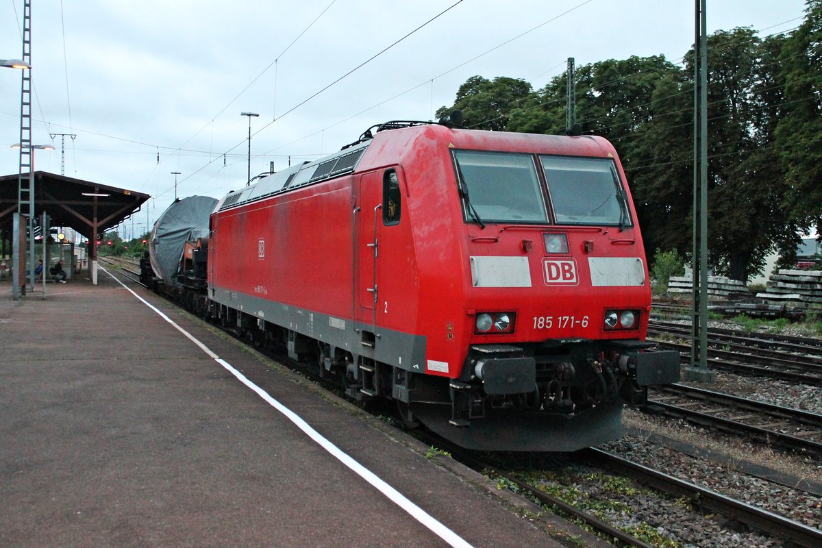 Am frühen Morgen des 03.07.2017 stand 185 171-6 mit einer LÜ (Turbine) abgestellt auf Gleis 5 in Müllheim (Baden). Ziel des Zuges war Alstom in Mannheim Käfertal.