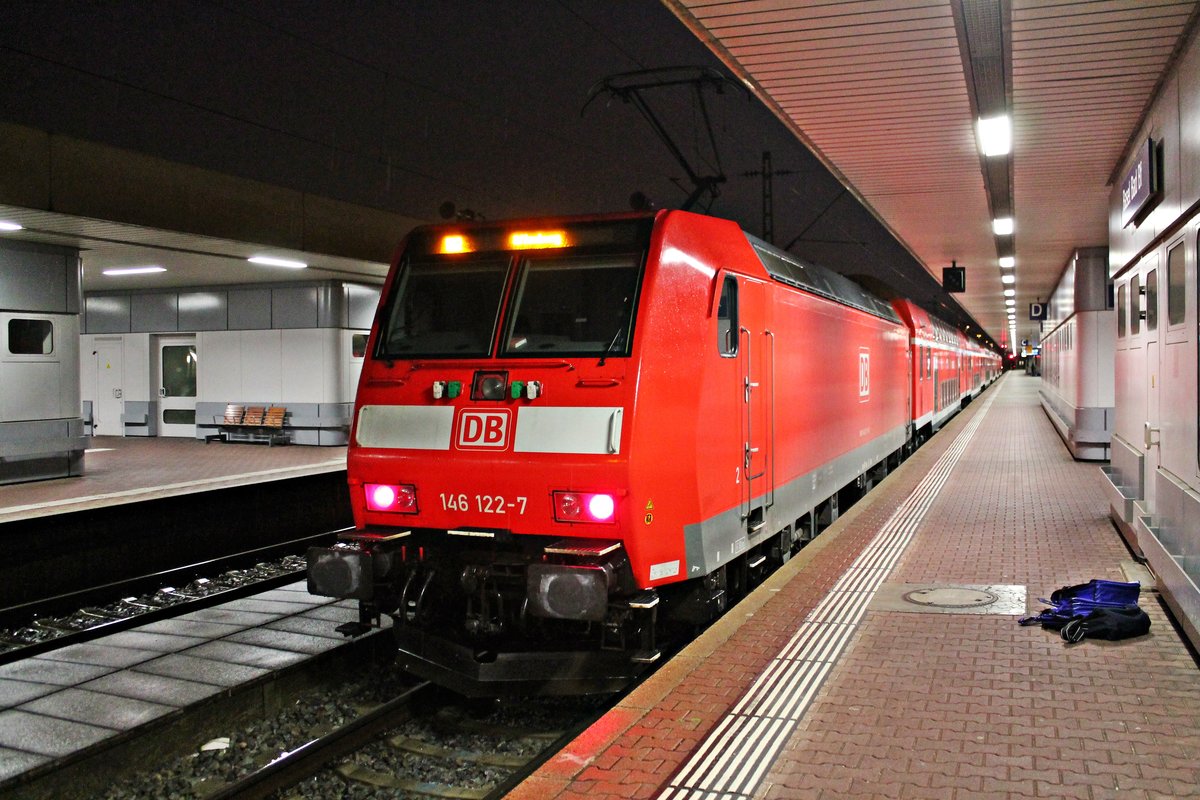 Am frühen Morgen des 04.04.2019 stand die Dortmunder 146 122-7, welche an das BW Freiburg (Breisgau) ausgeliehen war, mit ihrem RE (Basel Bad Bf - Offenburg) auf Gleis 4 im Startbahnhof und wartete auf ihre Abfahrt.