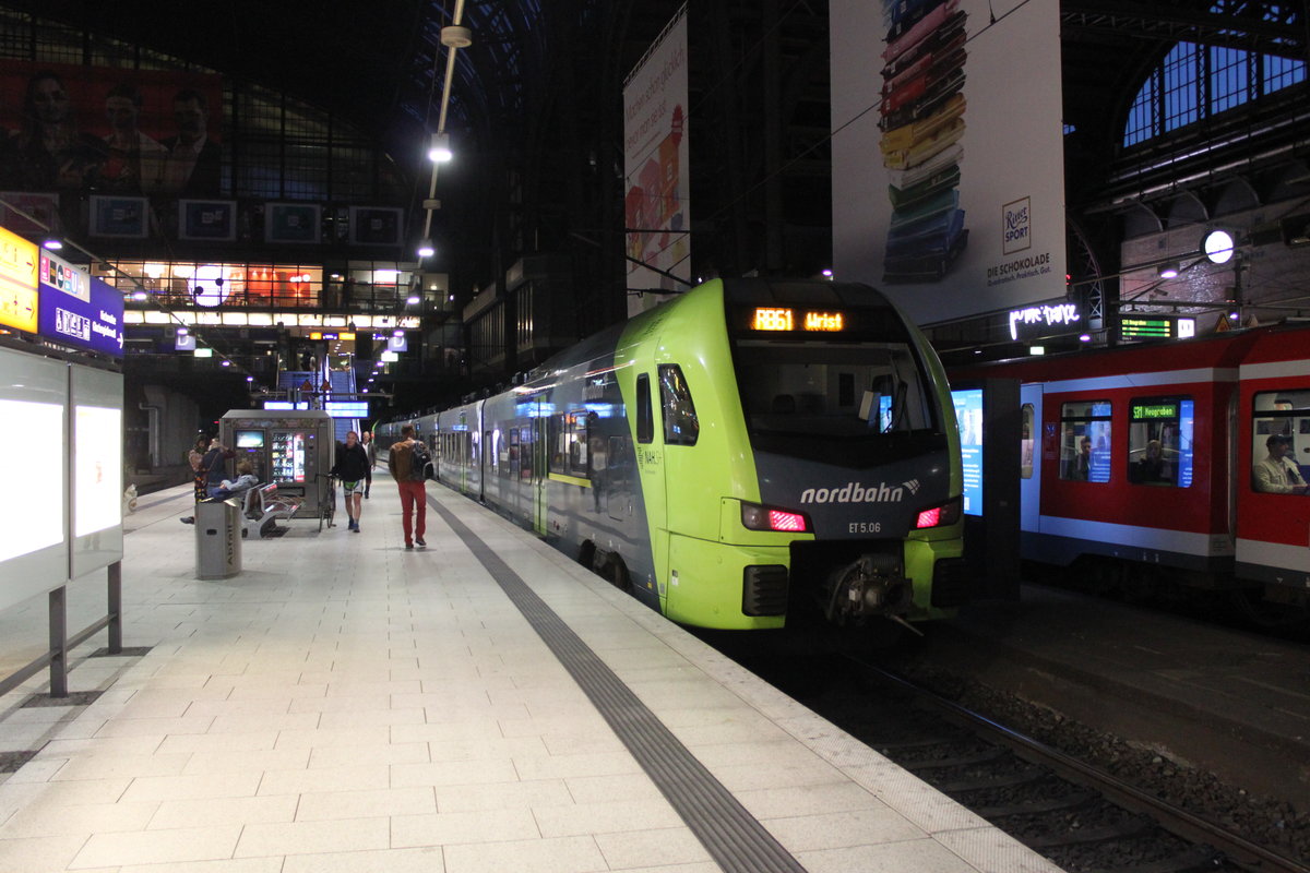 Am frühen Morgen des 04.09.2017 steht ein Flirt3 der Nordbahn in Hamburg Hauptbahnhof als RB61 nach Wrist.