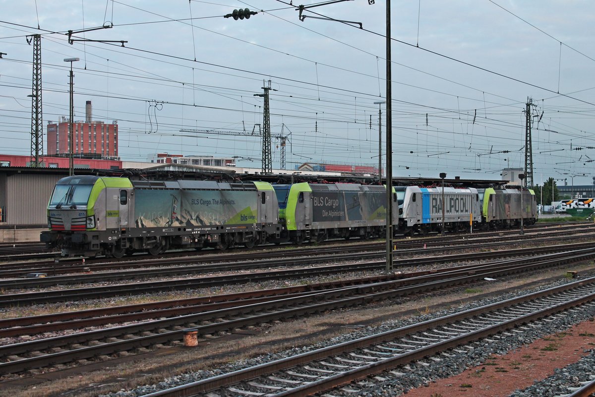 Am frühen Morgen des 06.05.2019 stand Re 475 411 zusammen mit Re 485 015, Rpool/BLSC 187 003-9 und Re 486 501  Beura Cardezza  abgestellt im nördlichen Vorfeld des Badischen Bahnhof von Basel und warteten dort gemeinsam auf die nächsten Einsätze.