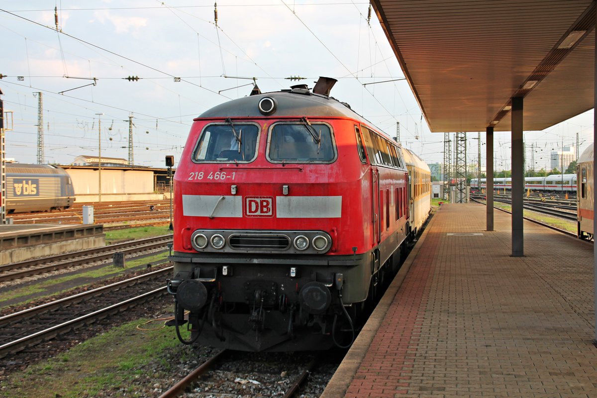 Am frühen Morgen des 07.06.2016 stand die Mühldorfer 218 466-1 mit einem Messzug abgestellt auf Gleis 96 im Badischen Bahnhof von Basel. Sie kam am Abend zuvor über die Hochrheinbahn in die Schweizer Großstadt.