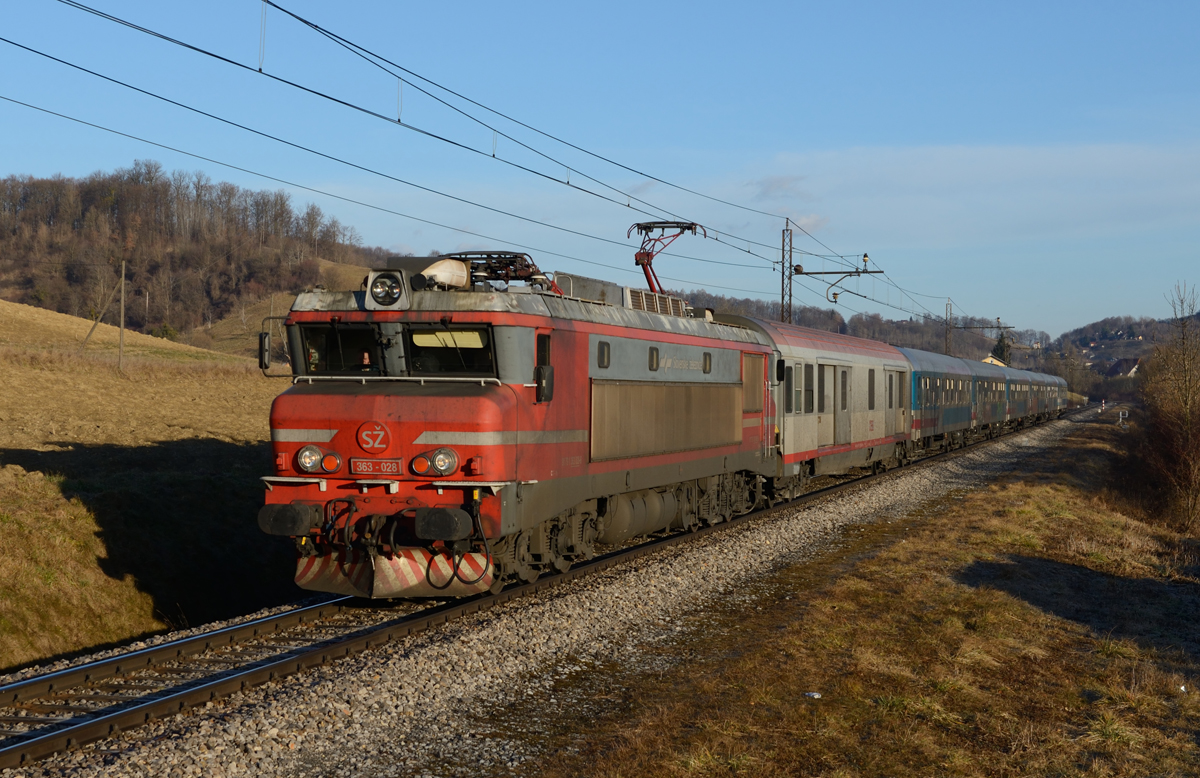 Am frühen Morgen des 09. Febers 2016 war die 363 028 mit einem leeren Flüchtlingszug von Spielfeld retour nach Dobova unterwegs, und wurde von mir bei Cirknica fotografiert. 
