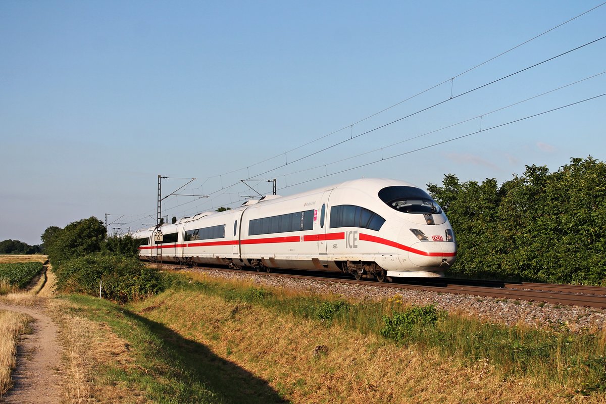 Am frühen Morgen des 09.07.2016 fuhr 406 585-0 (4685)  Schwäbisch Hall  zusammen mit 403 510-1  Wolfsburg  bei Hügelheim auf der KBS 703 gemeinsam als ICE ___ (Basel SBB - Köln Hbf) in Richtung Freiburg (Breisgau).