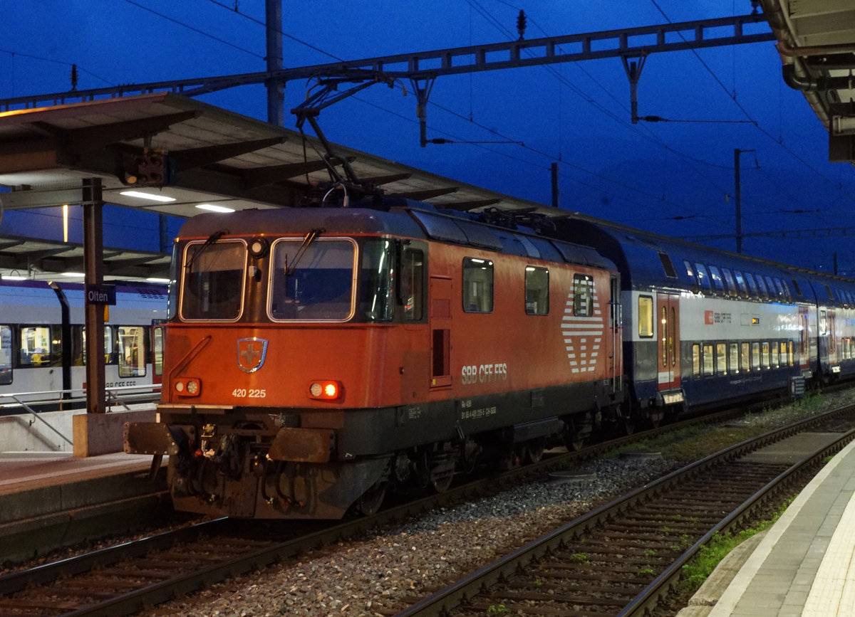 Am frühen Morgen des 11. April 2019 auf die Abfahrt nach Zürich wartender HVZ-Pendel mit den Re 420 224 LION und Re 420 225 LION in Olten.
Diese Nachtaufnahme entstand ohne Stativ aus freier Hand.
Foto: Walter Ruetsch