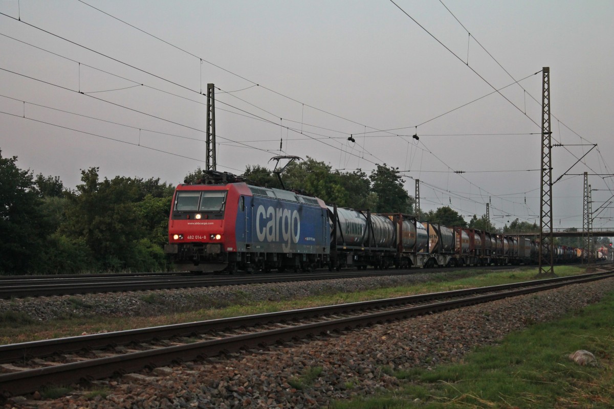 Am frhen Morgen des 11.07.2013 fuhr SBB Cargo Re 482 014-8 mit einem Kesselcontainerzug durch die Ortschaft Orschweier, die an der KBS 703 liegt, Richtung Offenburg.