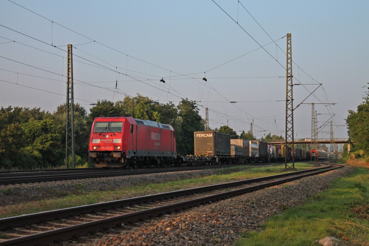 Am frhen Morgen des 11.07.2013 fuhr DB Schenker 185 267-2 zusammen mit einem Containerzug durch den Bahnhof von Orschweier gen Norden. 