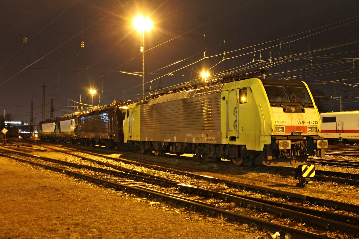 Am frühen Morgen des 11.12.2017 stand MRCE/TXL ES 64 F4-093 (189 993-9) zusammen mit MRCE/TXL ES 64 F4-092 (189 992-1), ELL/TXL 193 278 und ELL/TXL 193 282 abegstellt im nördlichen Vorfeld vom Badischen Bahnhof von Basel und wartete dort auf ihren nächsten Einsatz.